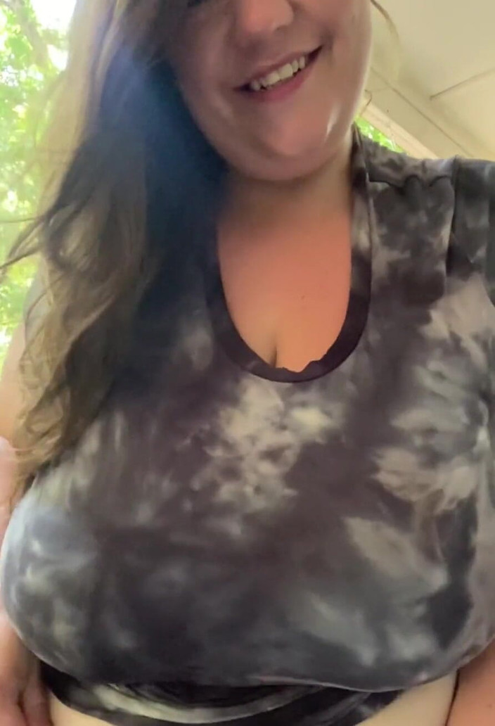 420bettyboobs: スローモーションおっぱいドロップ。ハッピーフライデーハニーズ!!