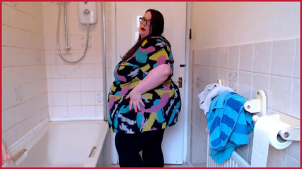 SSBBWLadyBrads: Товстушка леді Бредс готується до душу