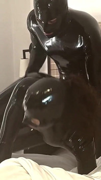 Videoclip sexual cu filmare de acasă în latex - Alex Latex