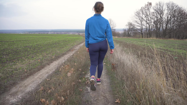 Teasecombo 4K: MILFka s pěkným zadkem chodí v těsných kalhotách pohled zezadu