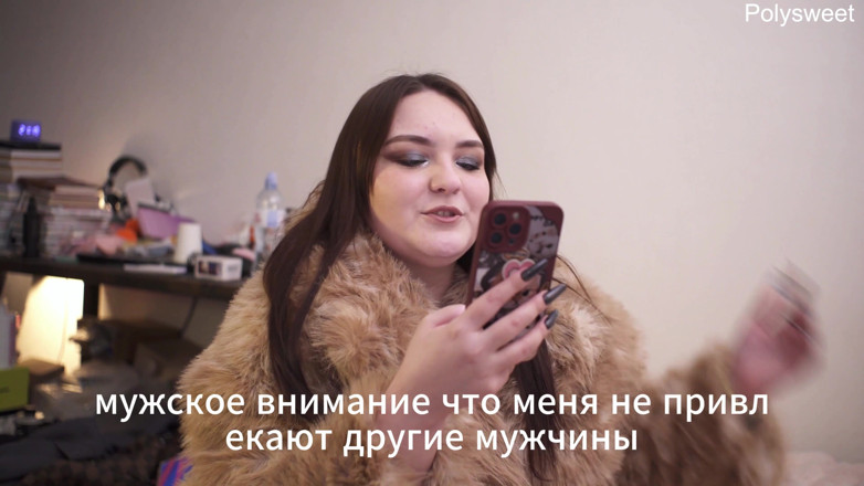 Polly Sweet: Porno příběh je příběh o manželce, která chce podvést svou...