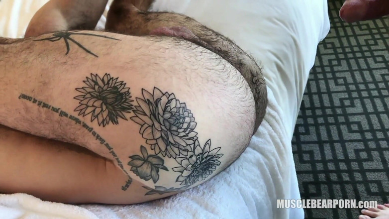 Muscle Bear Porn: Hungry One