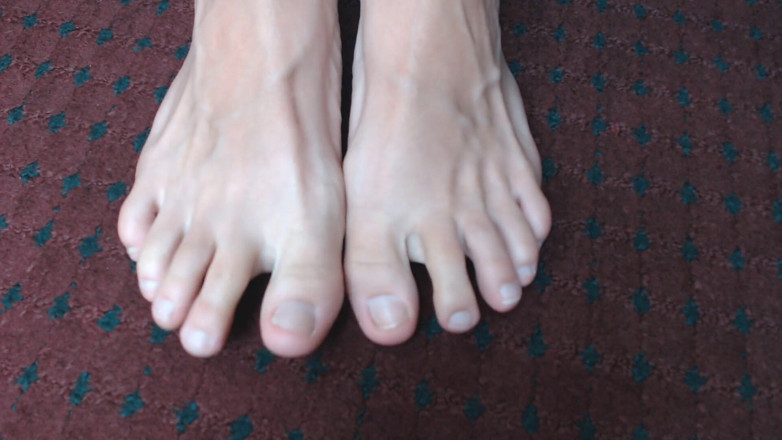 Abby Anna: Abby's toes no polish wiggling