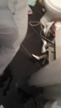 Orina desesperada en jeans blancos y Higheel