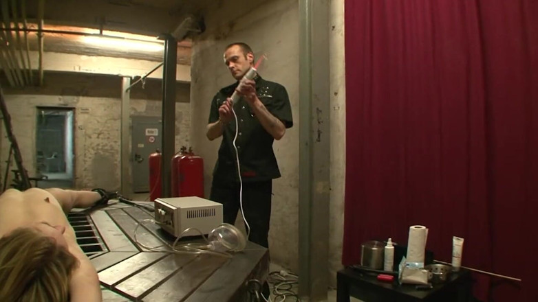 Absolute BDSM films - The original: Dominující protahování kundičky