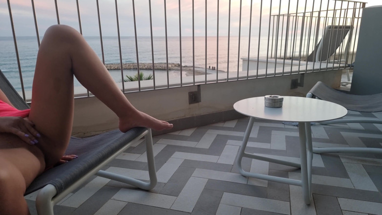 TheloveStory: Ukazování a nahá na balkóně s stříkací fontánou