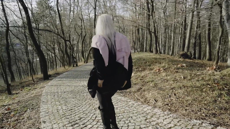 Kate Truu: Riskantní veřejné šukání na procházce s náhodným chlapem z Tinderu