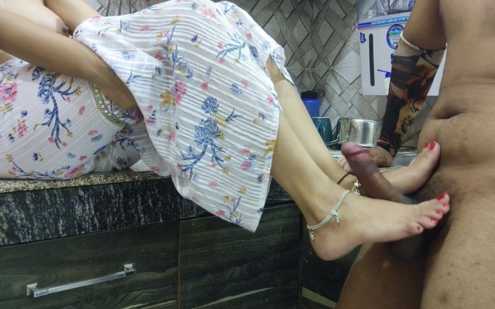 Hornycouple149: India Jija Sali en la cocina india Jija Sali con...