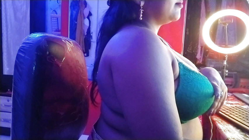 Desi Girl Opens Her Green Bra and Grabs Boyfriend's Cock (Hot desi girl)