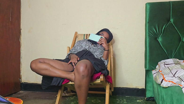 Jocci lena: Une Étudiante Noire Doigte Sa Chatte Crémeuse Pour Squirter