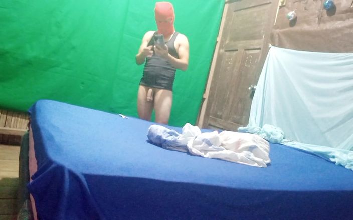Martin13: İnanılmaz! Üvey annem evinde porno sahnesi göstermemi istiyor