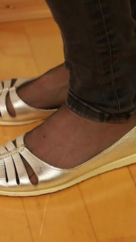 Adorazione delle suole in nylon - piedi estremi provocanti, penzoloni e gioco con le scarpe