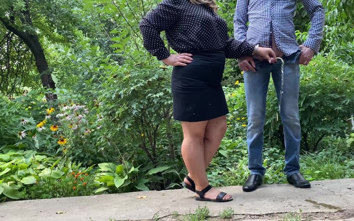 Our Fetish Life: Styvmamma håller styvsonens kuk medan han pissar ute