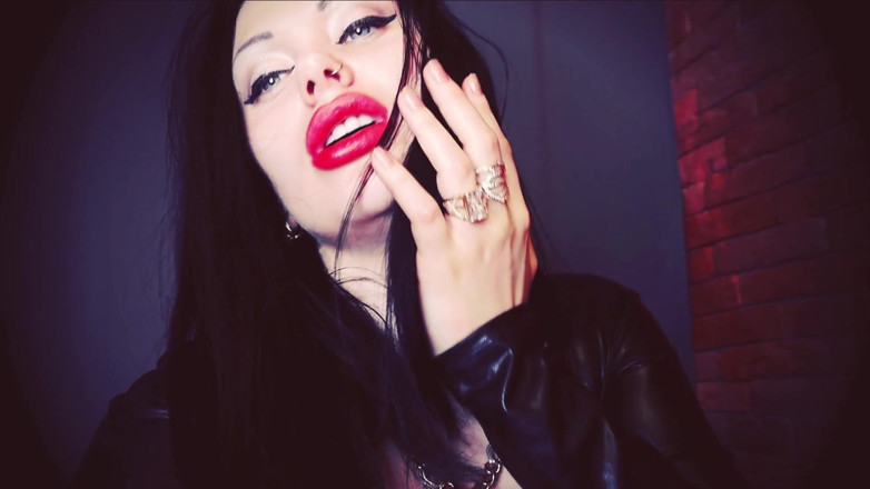 Goddess Misha Goldy: 让你对我的大红唇上瘾！我知道你对我热辣的嘴巴很情欲！