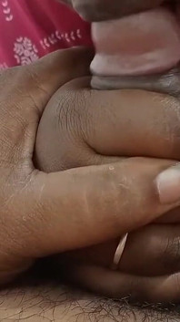 Istri tamil ini bantuin suaminya untuk masturbasi sampai muncrat