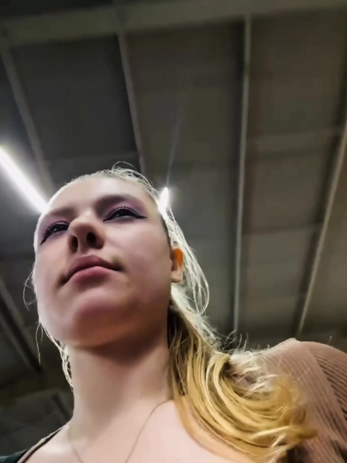 JuiceLussie: Entrenamiento duro en el gimnasio con chica de gran culo