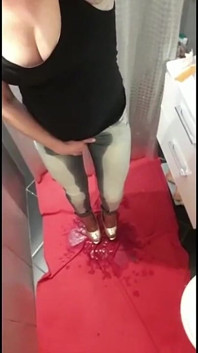 Fumando y lamiendo mis tacones altos y mojado