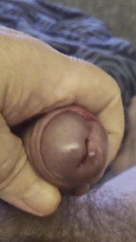 Papà giace e si accarezza il grosso cazzo aspettando il mio buco bagnato