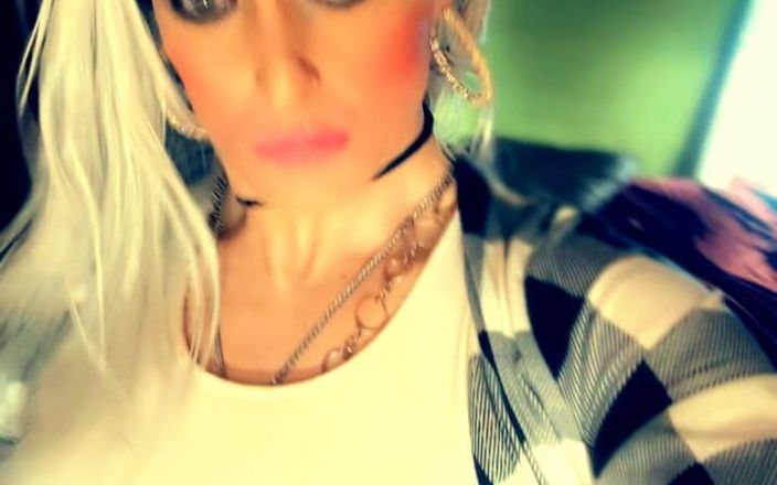 Destanie Starr: Bu bunnis işe yaramaz klitorisinin ait olduğu sevimli pembe klitoris...