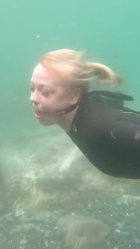 Ocean Tali Perhambaan dengan ballgag dalam pakaian basah