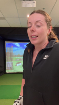 Aku lagi asik main golf di simulator! Berusaha untuk tidak muncrat saat aku bertukar pasangan!