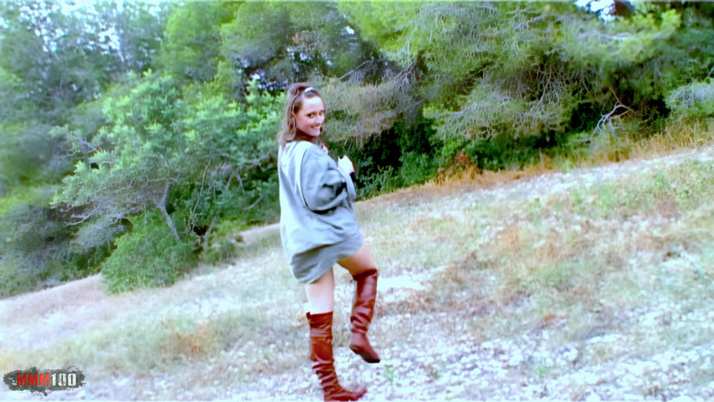 MMM100 Solo: Moana Mendez: sexy heißes teen im wald spreizt ihre muschi
