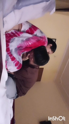 Sexgarl84: Iubita a lăsat mult în timp ce vorbea cu cumnata