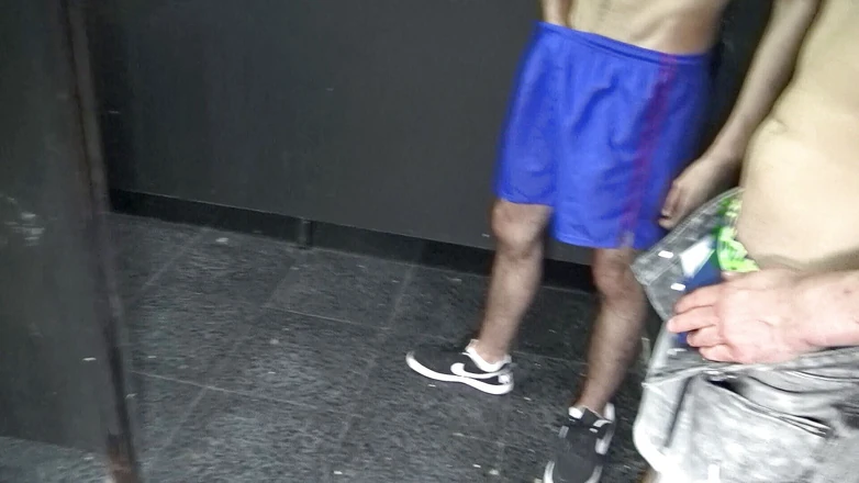 Gaybareback: Une salope suce 2 bites XXL dans des trous de gloire...