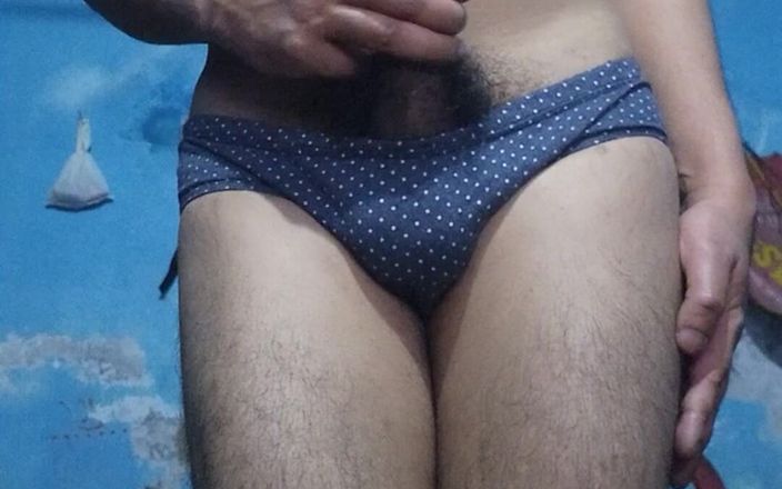 Lustyizlife: 欲火中烧的印度青少年男孩穿着他继妹的胸罩和内裤，一边撸管和抚摸