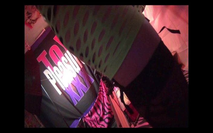 Toy Pleasure: Ven a ver mi pequeño culo