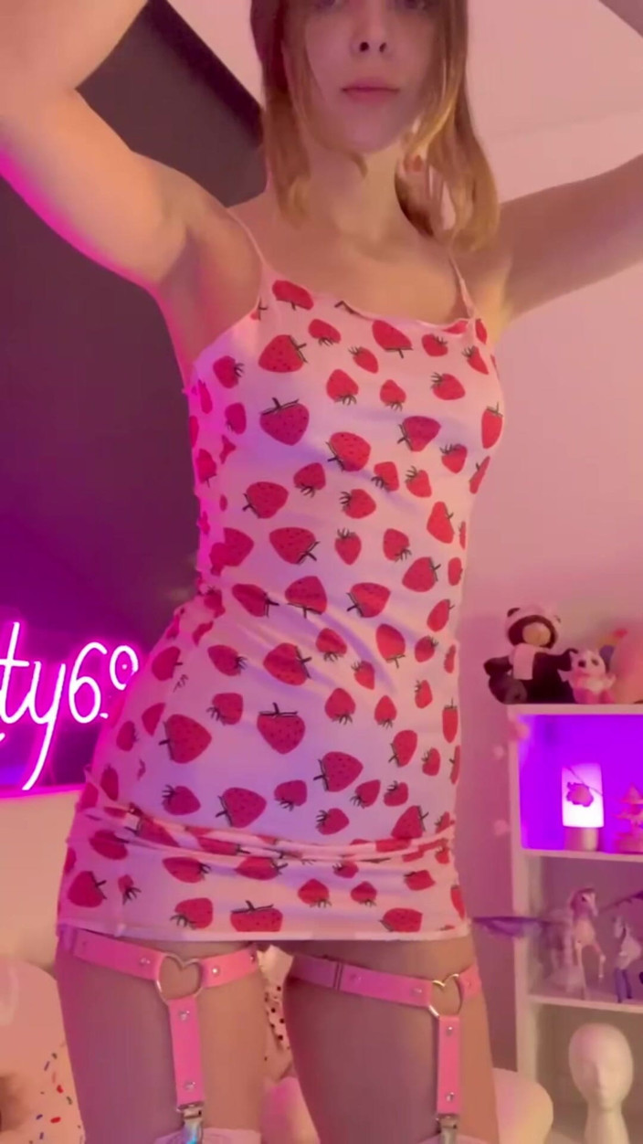 Little_Kitty69: Ти можеш впоратися з усією цією увагою до мене?