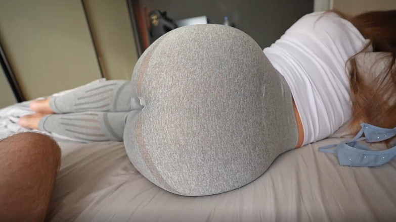 Booty_assx: Üvey kız kardeşim beni mastürbasyon yaparken yakaladı ve onu taytındaki...