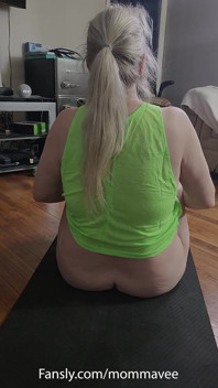 Morgen-yoga mit heißer MILF!