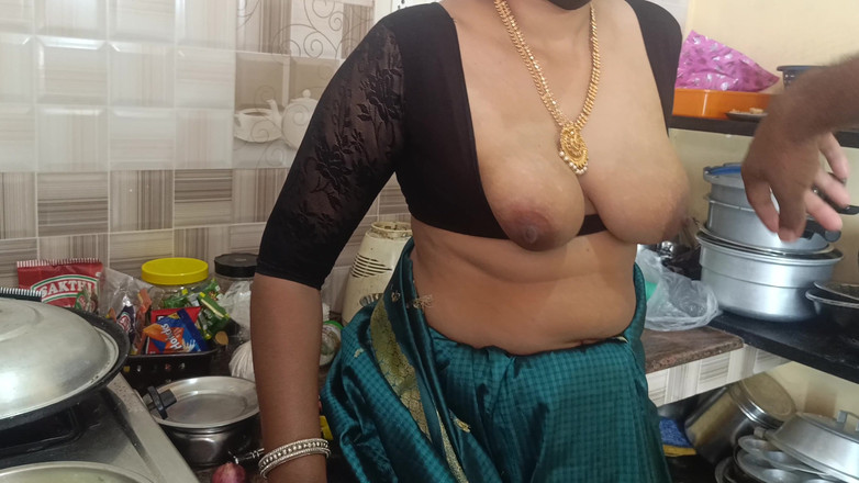 Wonder: गृहिणी किचन में चुदाई