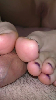เท้าสวยใช้เท้าทาน้ํามันกับยิงน้ําเงี่ยนโคลสอัพสไตล์ มุมมองคนเย็ด