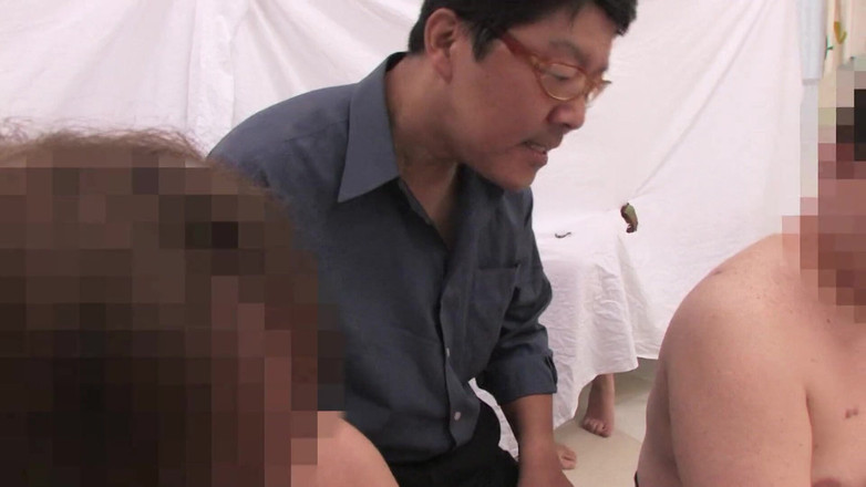 Slamming Asian Orgies: Geile Japanse kerels genieten van een feest van lieve harige...