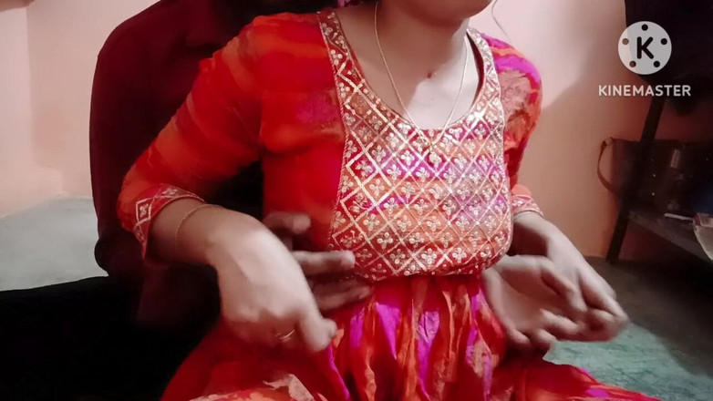 Madhu bhabhi: Första gången flickvännens bröst pressades hårt och kysstes.