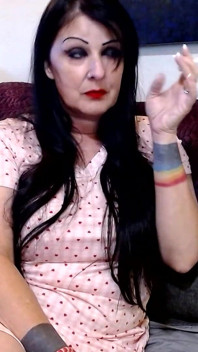 Anna si cewek sange dengan lipstik merah lagi asik merokok