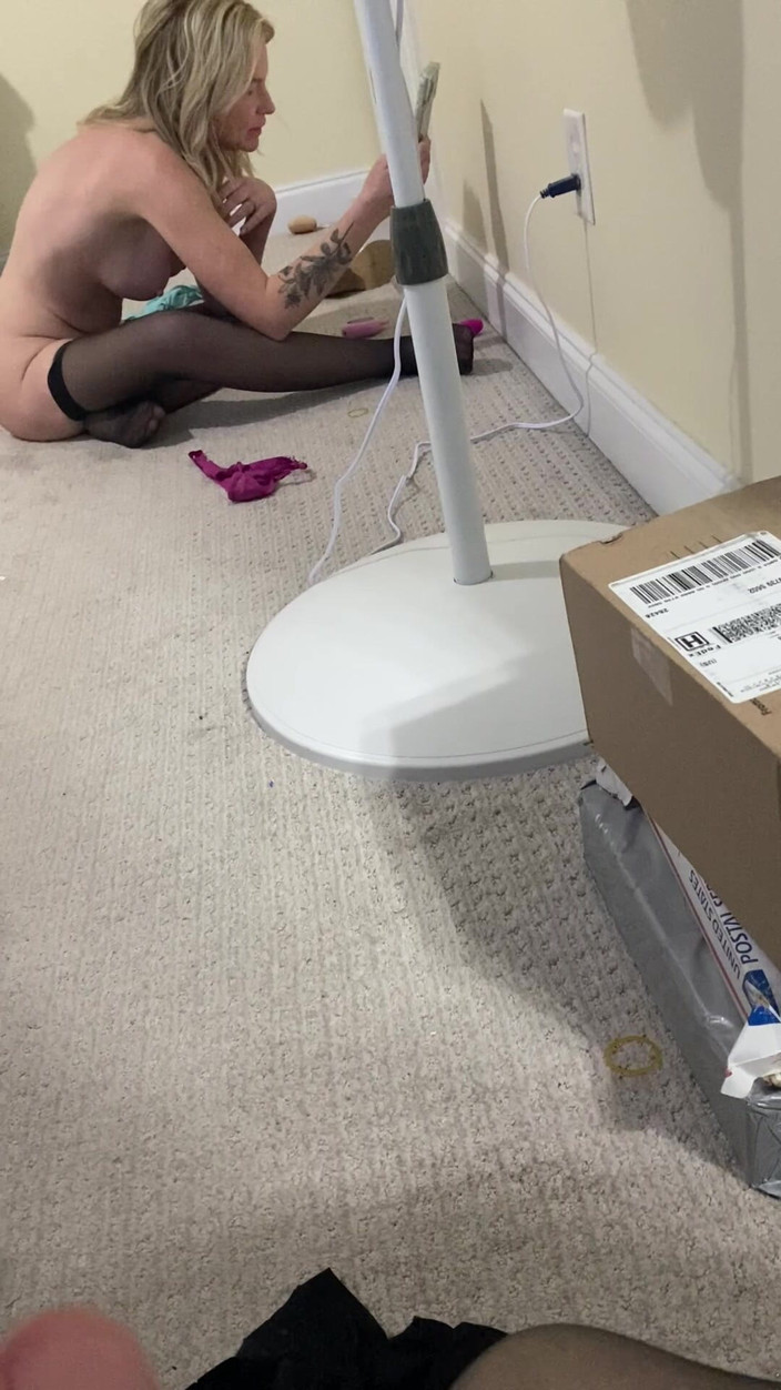 MadisonCD2025: Crossdresser kijkt naar zijn milf vriendin videochat van een man...