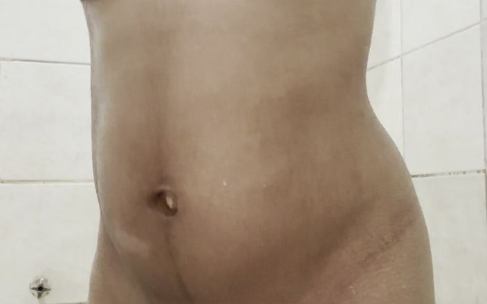 Alice Lima: お風呂に入っておしっこをする美しいブラジルの女の子