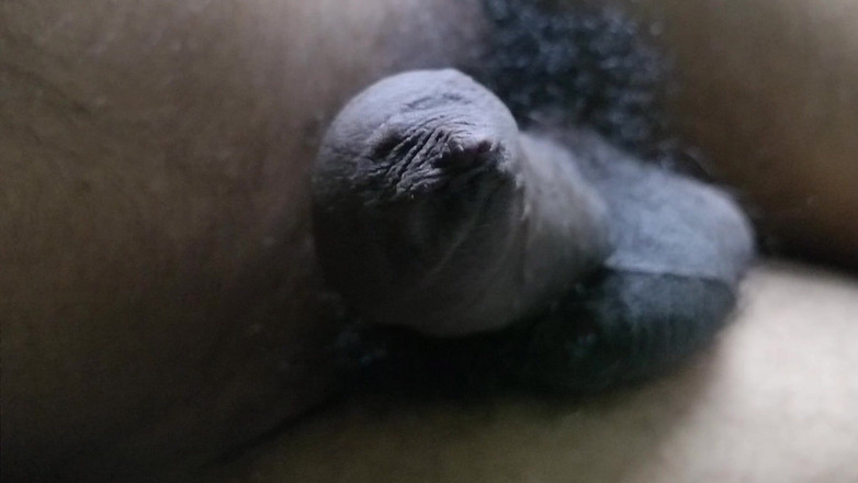 Sexy_PK_BOttom: Bugün çok fazla boşalmadan sonra üçüncü kez mastürbasyon yapıyor