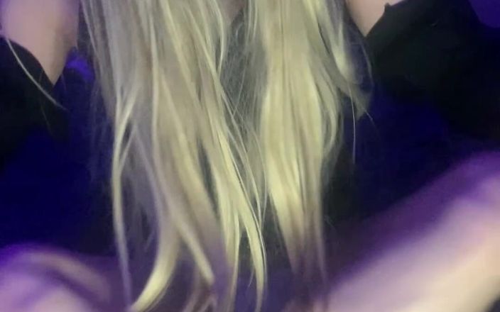 Number F 19: Aku lagi asik fingering memijat memekku sendirian di malam hari