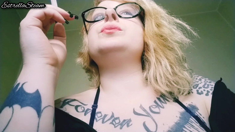 Estrella Steam: Rubia fuma un cigarrillo sin audio