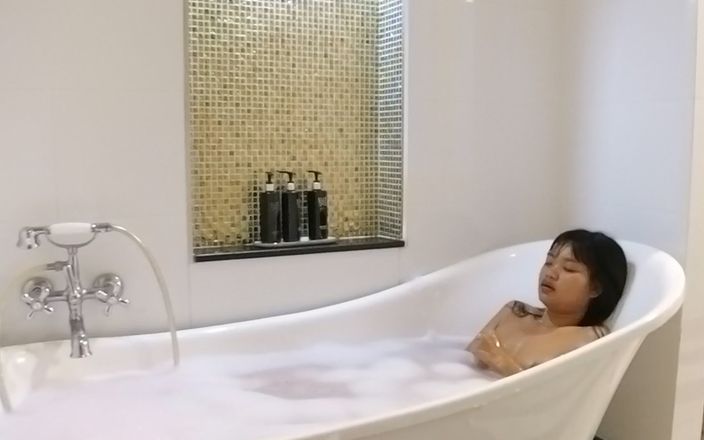 Abby Thai: Geile badtijd in een luxe kamer