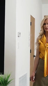 Biraz ekstra krediye ne dersin, öğret? Lezbiyen öğrenci orta yaşlı seksi kadını bir erkek için baştan çıkarıyor