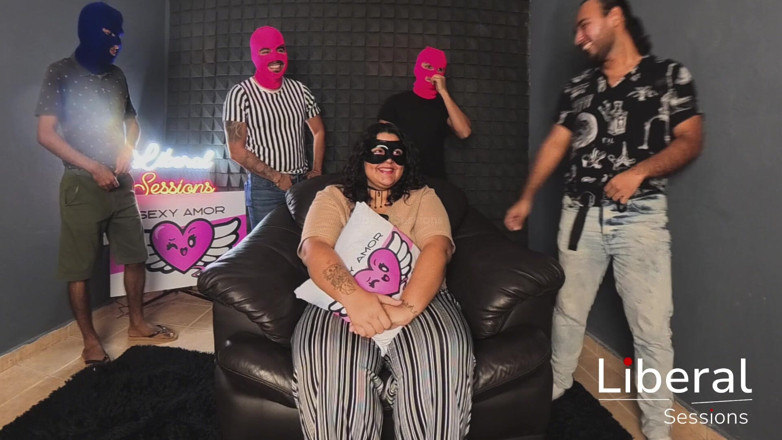 Liberal Sessions: Doce gorda amadora é fodida por estranhos primeiro gangbang bbw