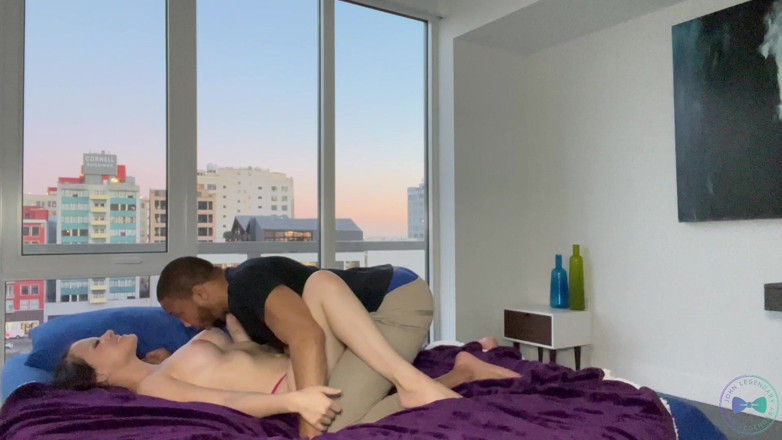 John Legendary: MILFKa Alison Rey bere velké černé péro