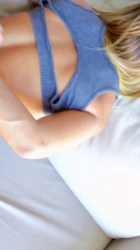 Cognata in Minishorts Riceve Una Grande Creampie Vaginale