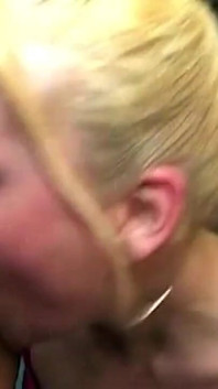 Troia gangbang sgocciolante di sborra lecca il culo e ingoia carichi