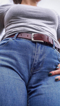 MILF retar sin stora kameltamma i blå jeans utomhus